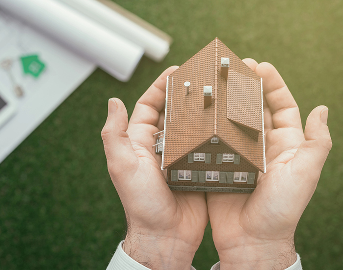 Homeowners insurance in Greenhaven: hands holding a miniature house